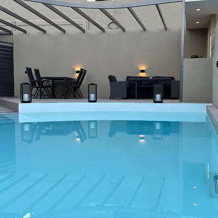 Private Pool House By Natchos Case de vacanță