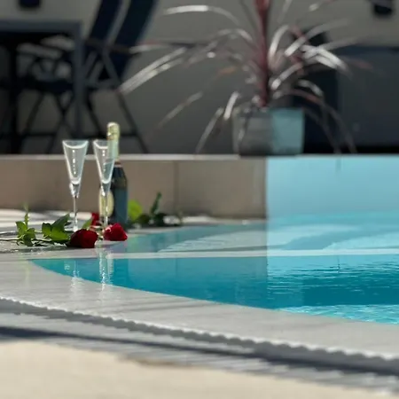 Private Pool House By Natchos Viros